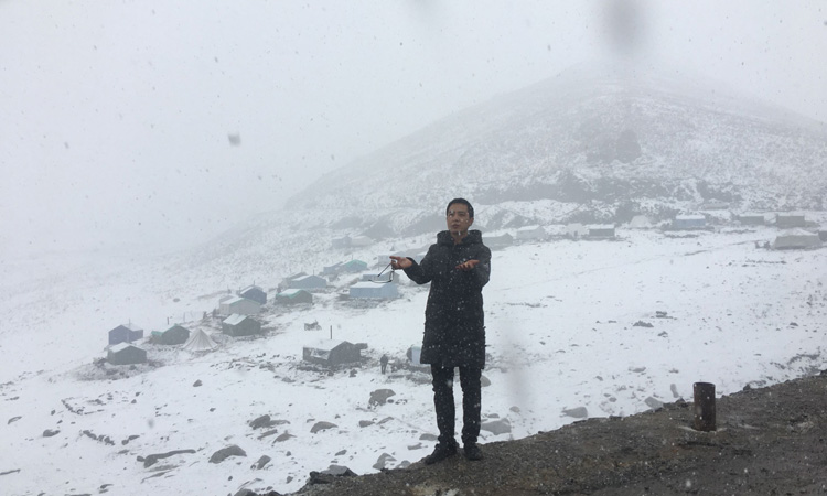 蟲草山下的營地遭遇大雪 蟲草山下的營地遭遇大雪